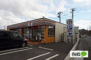 コンビニ「セブンイレブン富士市本市場北店まで558m」