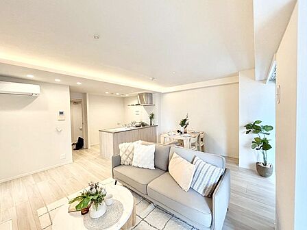 落ち着いた雰囲気のLDKは家族みんなの快適空間