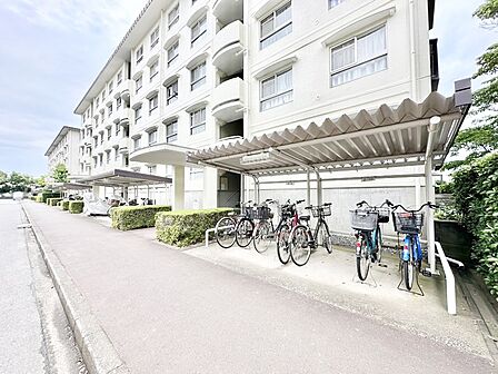 外観「無料オンライン相談」受付中！駐輪場は屋根付き