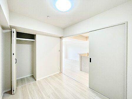 お子さまのお部屋としても!衣類の整理整頓に便利なクローゼット付きの洋室。