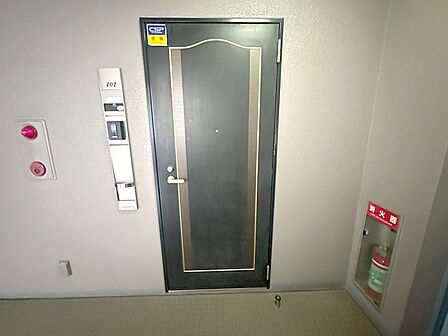シンプルで落ち着いた雰囲気の玄関周り