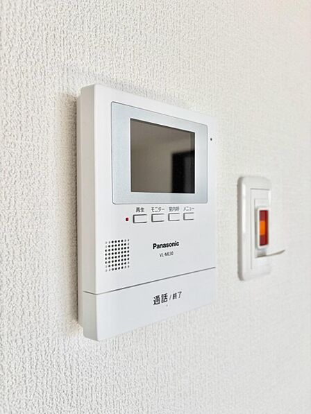 訪問者が一目でわかる安心のTVモニター付きインターホン。