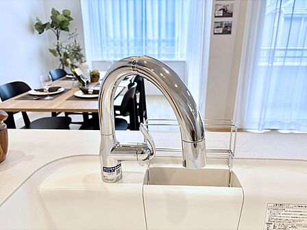 いつでも清潔なおいしいお水を。一つの水栓で水道水と浄水を使い分け。