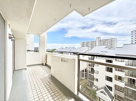お部屋に開放感と採光をプラスしてくれるバルコニー