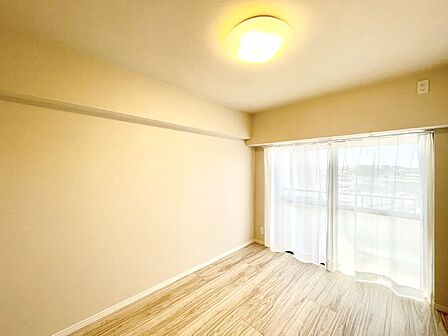 バルコニーが開放感をプラスしてくれる洋室