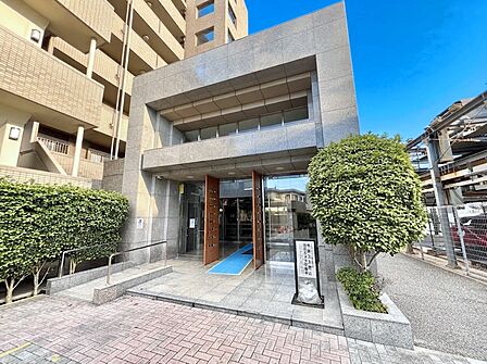 外観 綺麗なエントランスは、居住者を優しく迎えいれてくれます