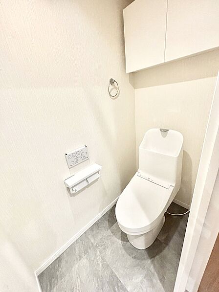 明るく清潔感のあるトイレです。