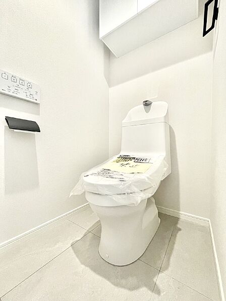 明るく清潔感のあるトイレです。  