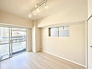 バルコニーに繋がるお部屋は開放感があります。　