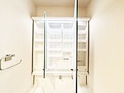 三面鏡の裏に、化粧品や衛生用品などを収納可能。洗面台をすっきりと保ちます！