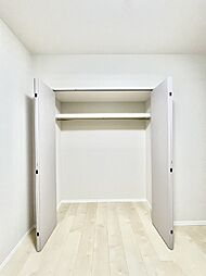 洋室クローゼット。奥行きがあるので厚手の衣類もすっきり収納できます。