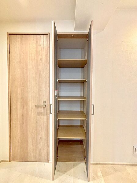 廊下収納。掃除道具や季節の小物を収納することができます。
