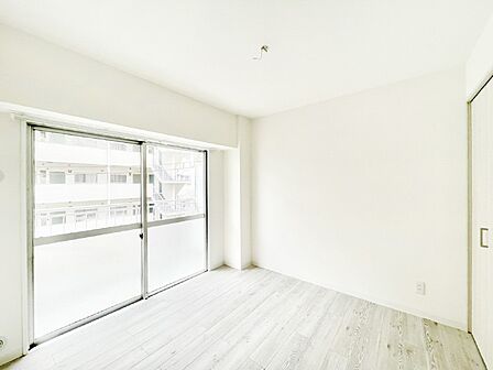 バルコニーからたっぷり入ってくる陽光がお部屋全体を優しく包み込みます!