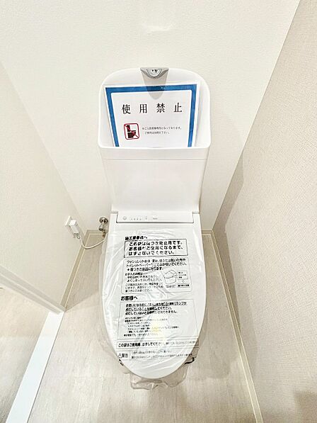 トイレは白を基調とした清潔感のある落ち着ける空間に!