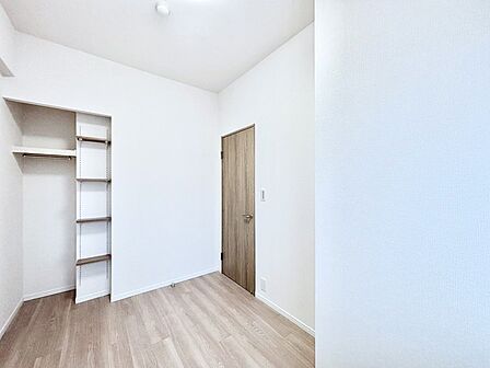 お子さまのお部屋としても!衣類の整理整頓に便利なクローゼット付きの洋室。