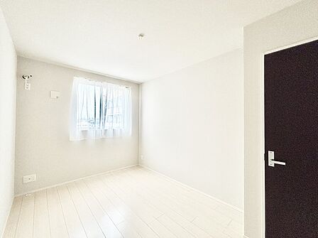 窓からのやさしい光が心地よいプライベートルーム