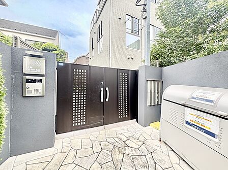 外観 綺麗なエントランスは、居住者を優しく迎えいれてくれます