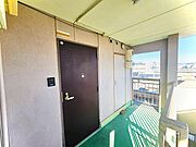角部屋の明るい玄関です