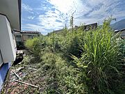 庭は土のため、草刈りが必要です。
