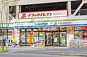 ファミリーマートドラッグイレブン神屋町店 徒歩8分。 610m