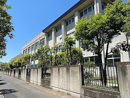 久本小学校 520m