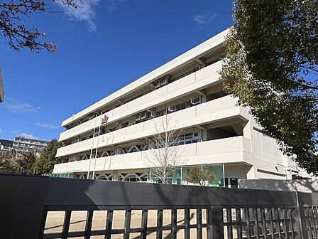 吹田市立山手小学校 570m