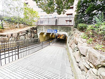 緑地公園駅 900m