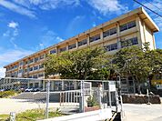 坪生小学校まで1300m