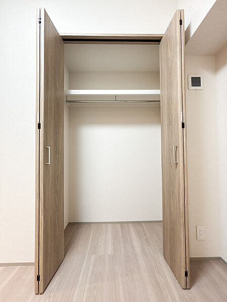 仕分けや整理のしやすい区分け付きクローゼット。見やすくスマートに収納できます。