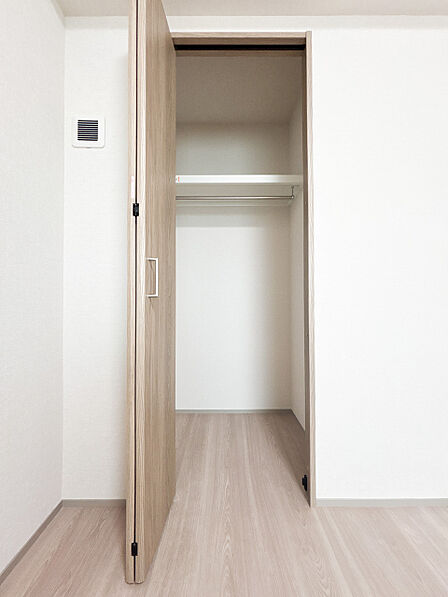 開いて一目で目的の服を見つけやすいクローゼット。アレンジもしやすいシンプルな造りです。