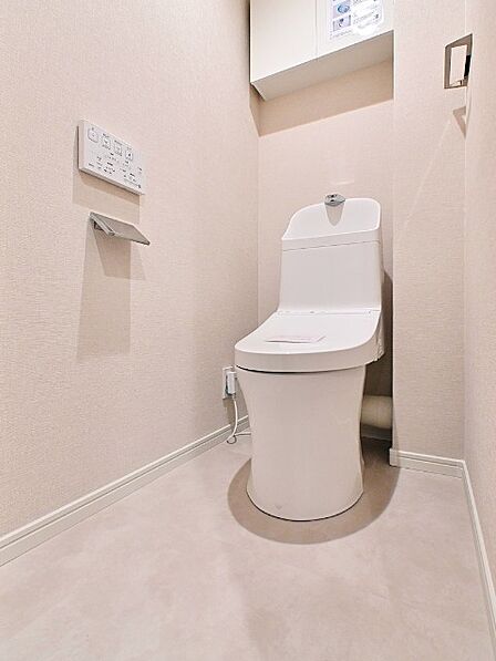 トイレは快適な温水洗浄便座付です。いつも清潔な空間であるよう配慮された造りです。