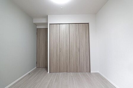 窓のある明るい洋室。風通し・陽当たりは、ぜひ現地でご体感ください