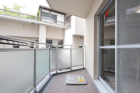 朝の空気を胸いっぱいに吸い込めるバルコニー。一日のはじまりが気持ちよくなります。