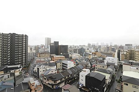 窓の外に広がる街並み。高さがあるぶん光が届きやすく、一日を通して明るい住まいです。