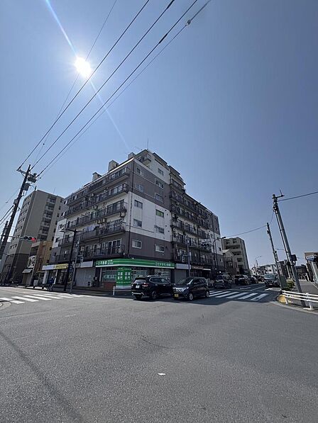 落ち着いた街並みに映える端正な外観。
