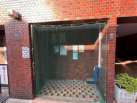 敷地内に完備された専用のゴミ置き場です。全体をネットで覆う鳥よけ対策が施されており、散らかりやカラス被害を防ぐ配慮がなされています