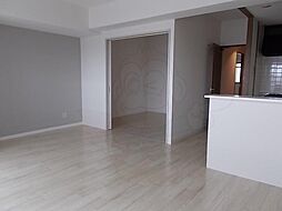 リアライズ高槻 402 4階2LDKのリビング/ダイニング