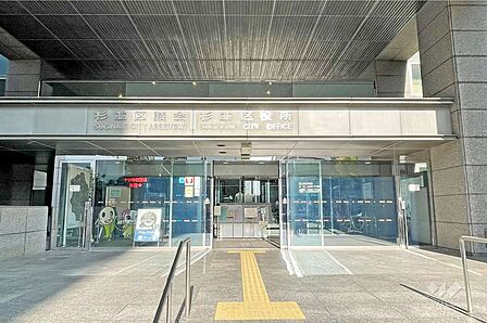 杉並区役所の外観