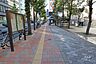 その他：敷地西側の前面道路。二車線のバス通りです。