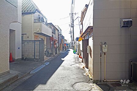 敷地西側の前面道路(北側から)
