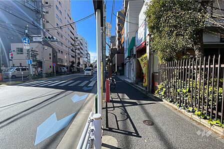 敷地の南側前面道路(東側から)