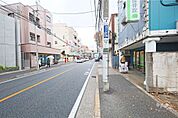 物件の南側前面道路（東側から）［2025年11月25日撮影］