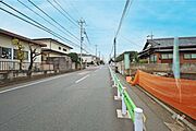物件の南東側前面道路（北東側から）［2025年11月25日撮影］