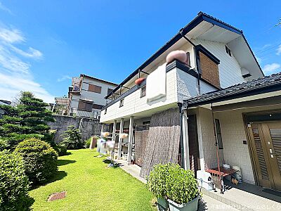 外観:敷地約134.8坪の角地 外観:敷地約134.8坪の角地