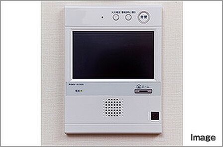 カラーモニターインターホン　1Fエントランスと各住戸玄関に設置されたカメラで、来訪者をカラーモニターで確認し解錠できるインターホンを採用。ダブルでモニター確認ができるので、安心です。