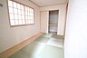 和室：リビング横に位置する和室です。