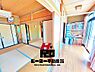 寝室：大きな窓からたっぷりと陽光が注がれる明るい空間。家族の成長に対応できる永住仕様の間取り。一日の疲れをいやしてくれる主寝室。時を忘れて過ごす場所として過ごせるお部屋です。
