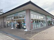 ファミリーマート　近鉄あやめ池駅前店まで950メートル