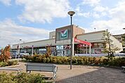 ヨークフーズ南毛利店 徒歩10分。 770m