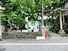 周辺：昭和を感じられ、神社の境内の一部が公園となっています。